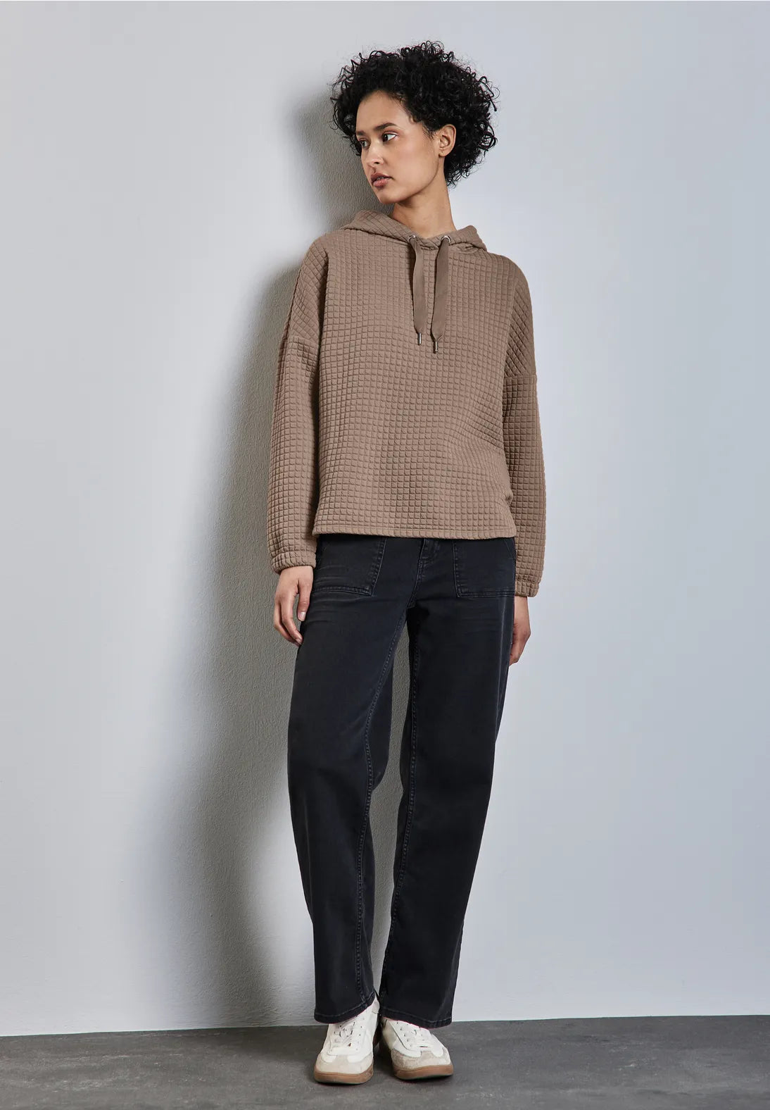 SUDADERA CON CAPUCHA DE ESTILO INFORMAL
