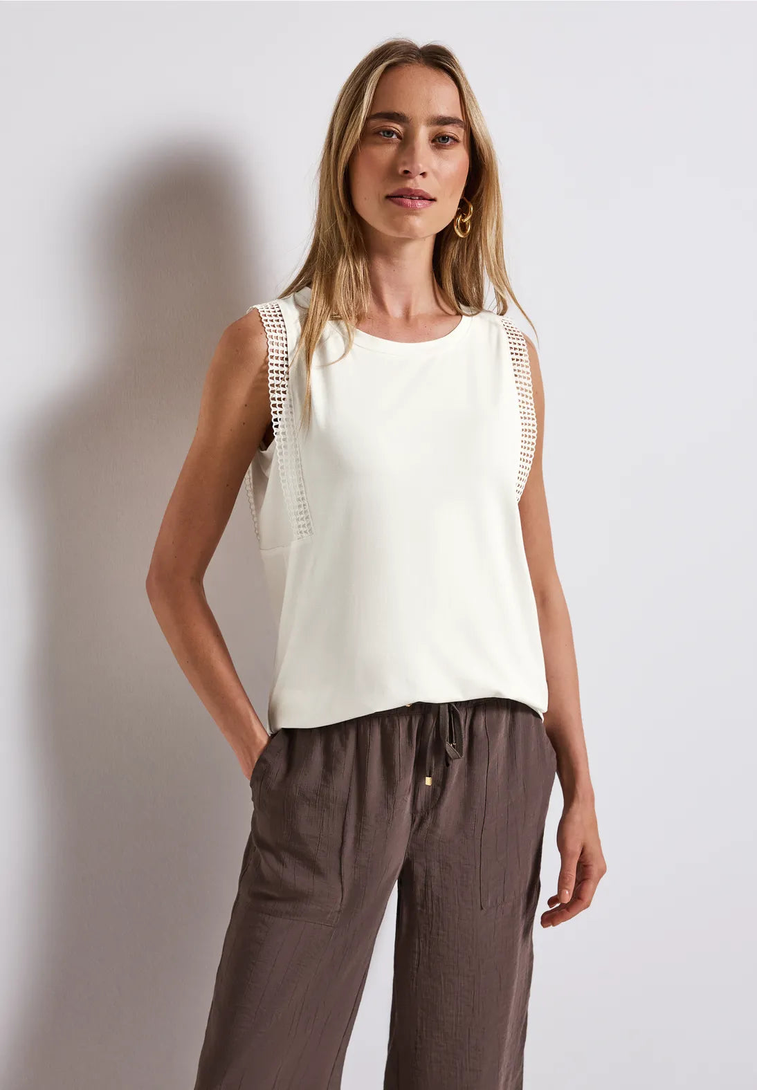 STREET ONE TOP SIN MANGAS CALADA BLANCA (Copia)