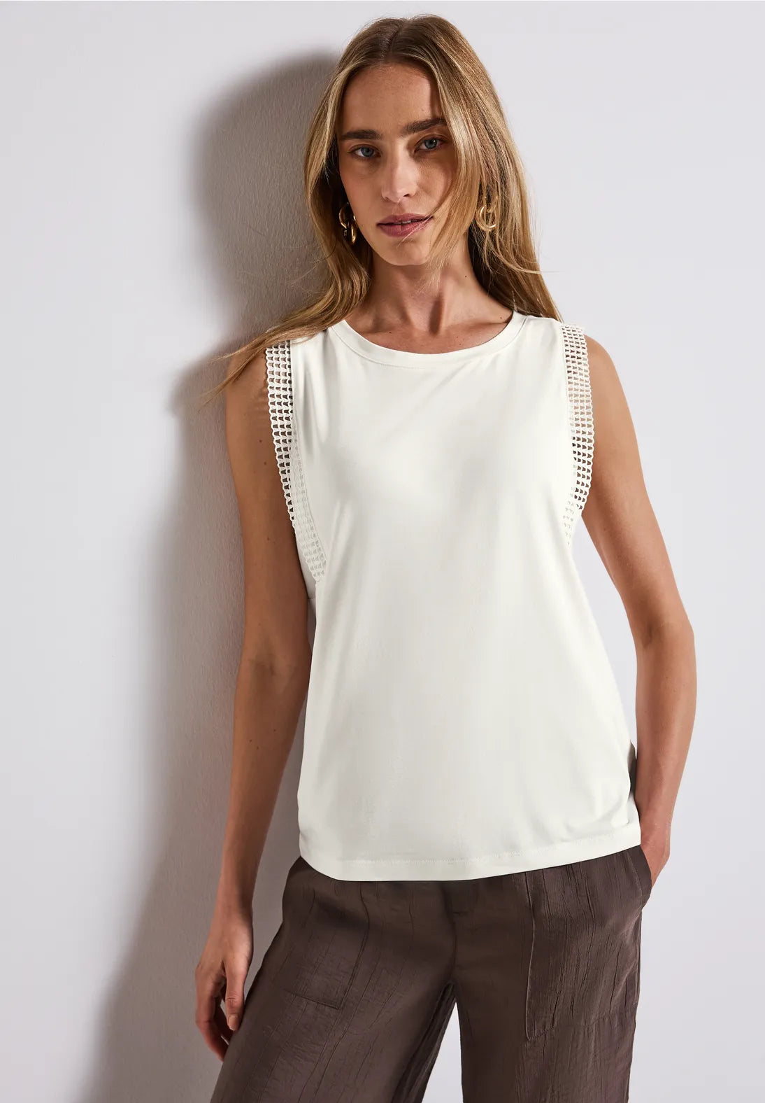 STREET ONE TOP SIN MANGAS CALADA BLANCA (Copia)