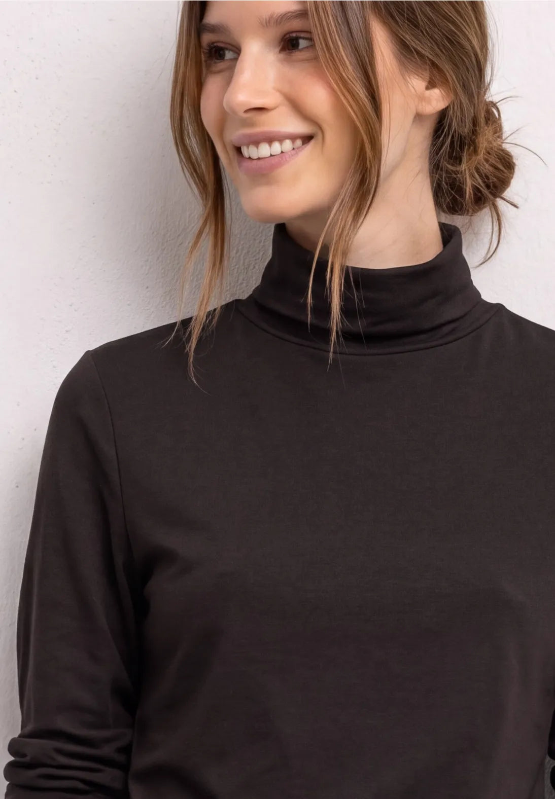 CAMISETA BASICA MARRÓN CUELLO ALTO STREET ONE