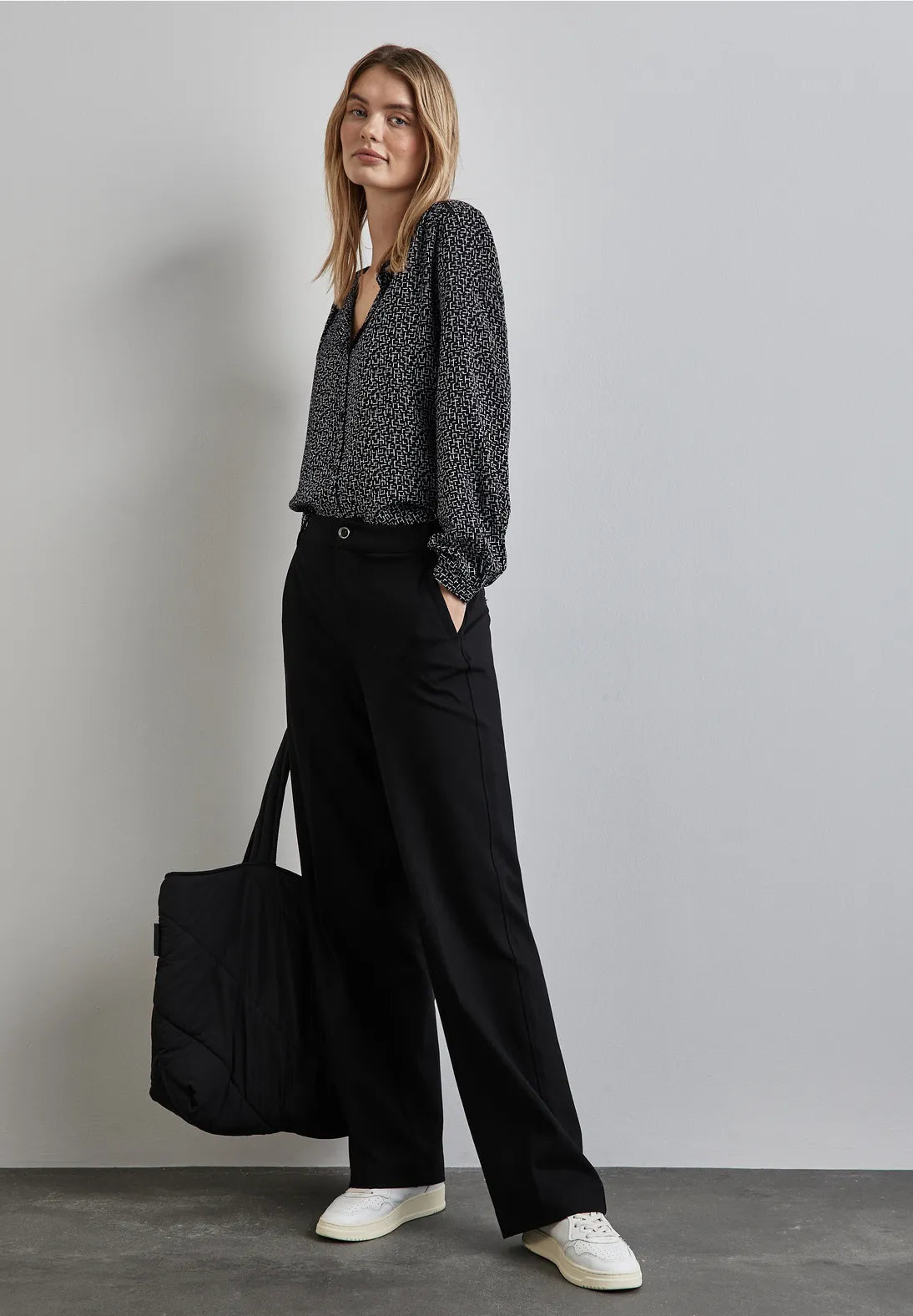 BLUSA ESTAMPADA Y BORDADO EN EL HOMBRO