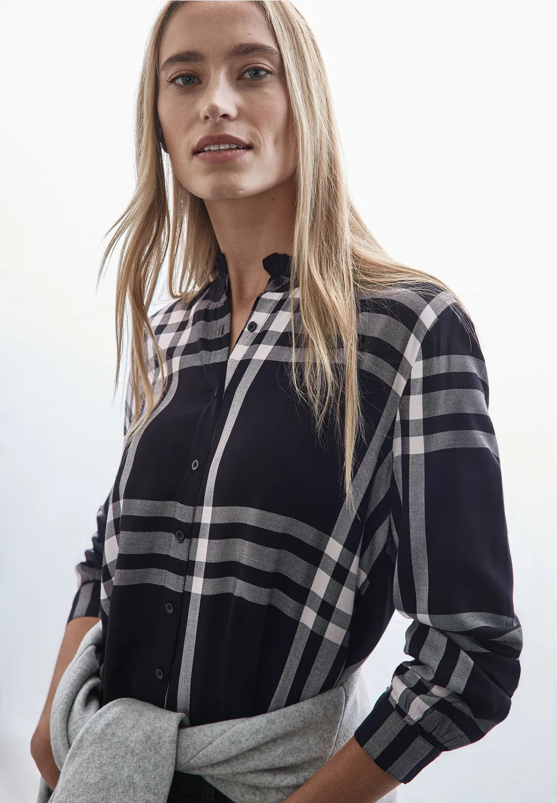 BLUSA CUADROS BLANCA ESCOTE REDONDO