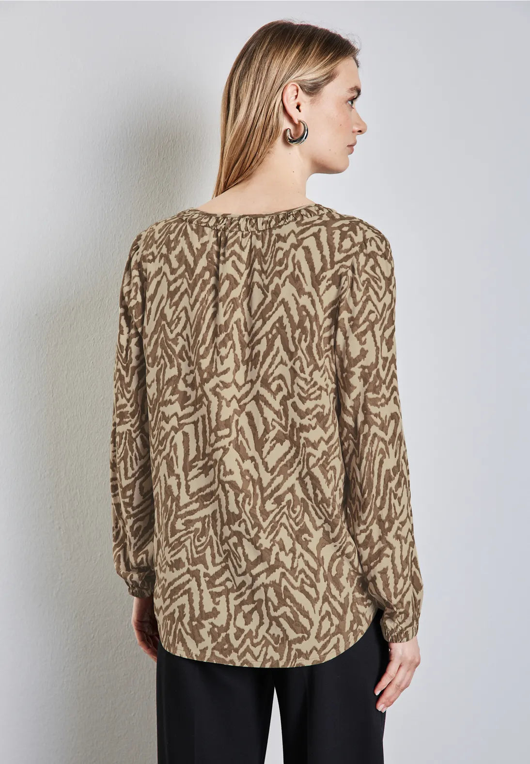 BLUSA ESTAMPADA PUÑOS ELASTICOS