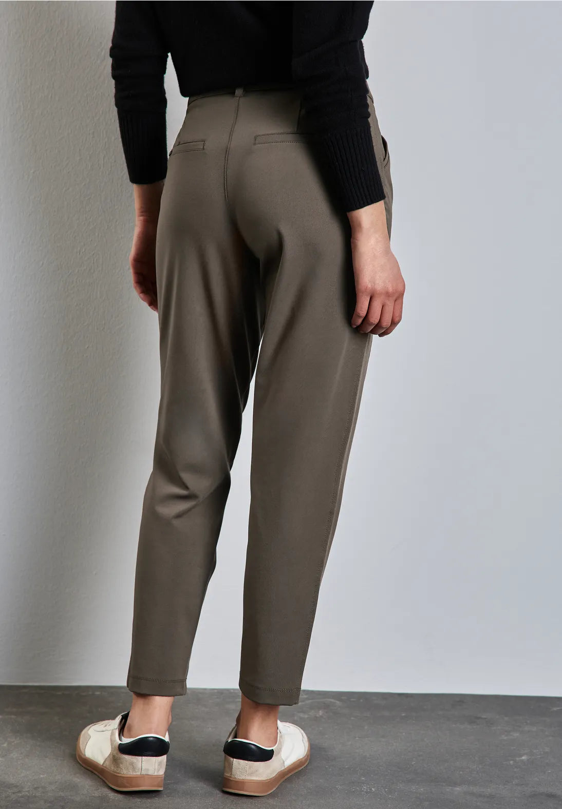 PANTALON CHINO DE CINTURA MEDIA