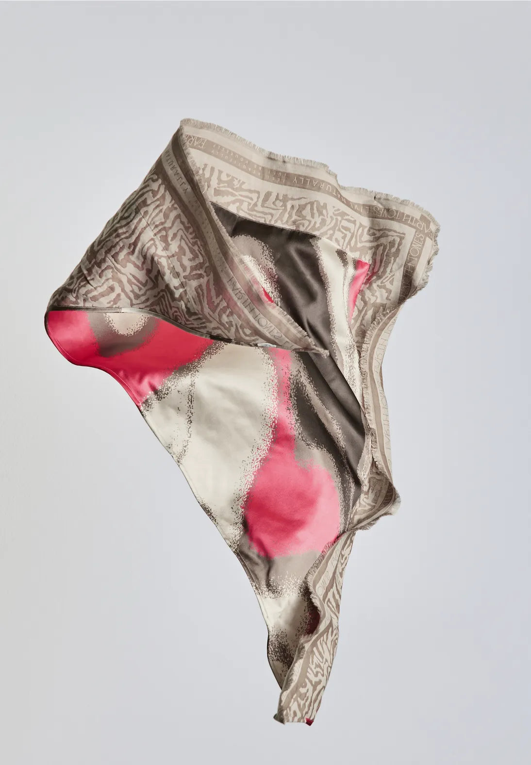 BUFANDA ESTAMPADA TONOS BEIGE ROJO NEGRO