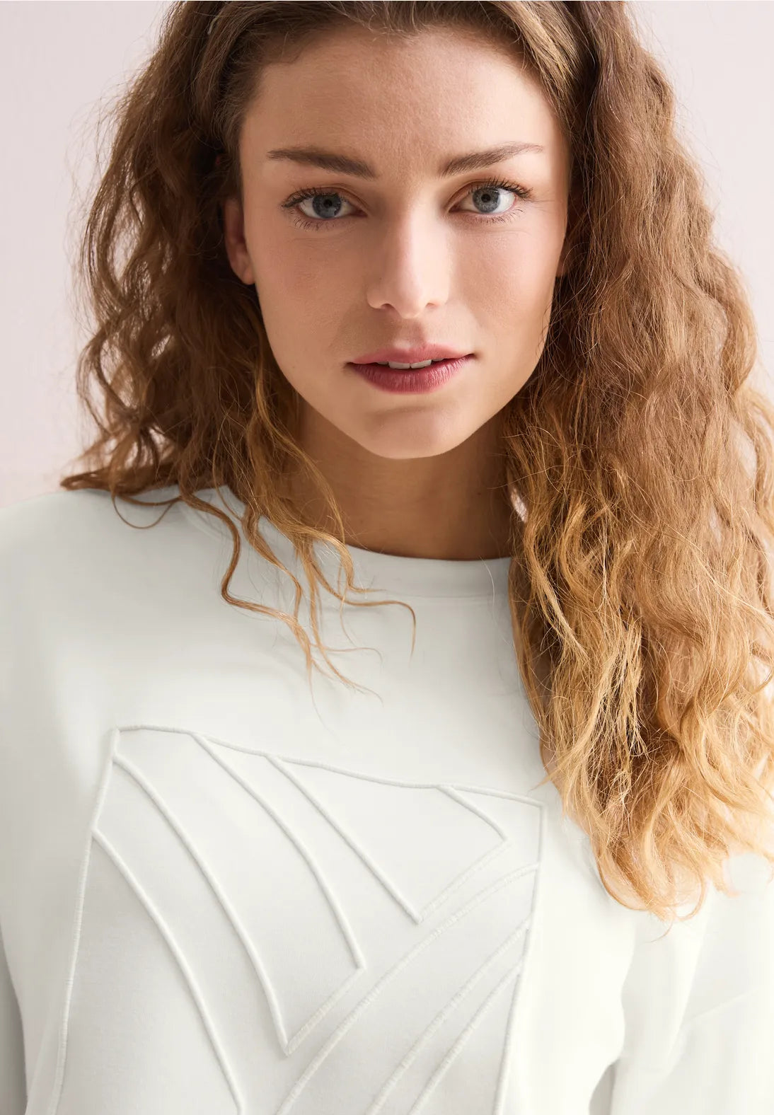SUDADERA BLANCA EXTRASUAVE DE MODAL