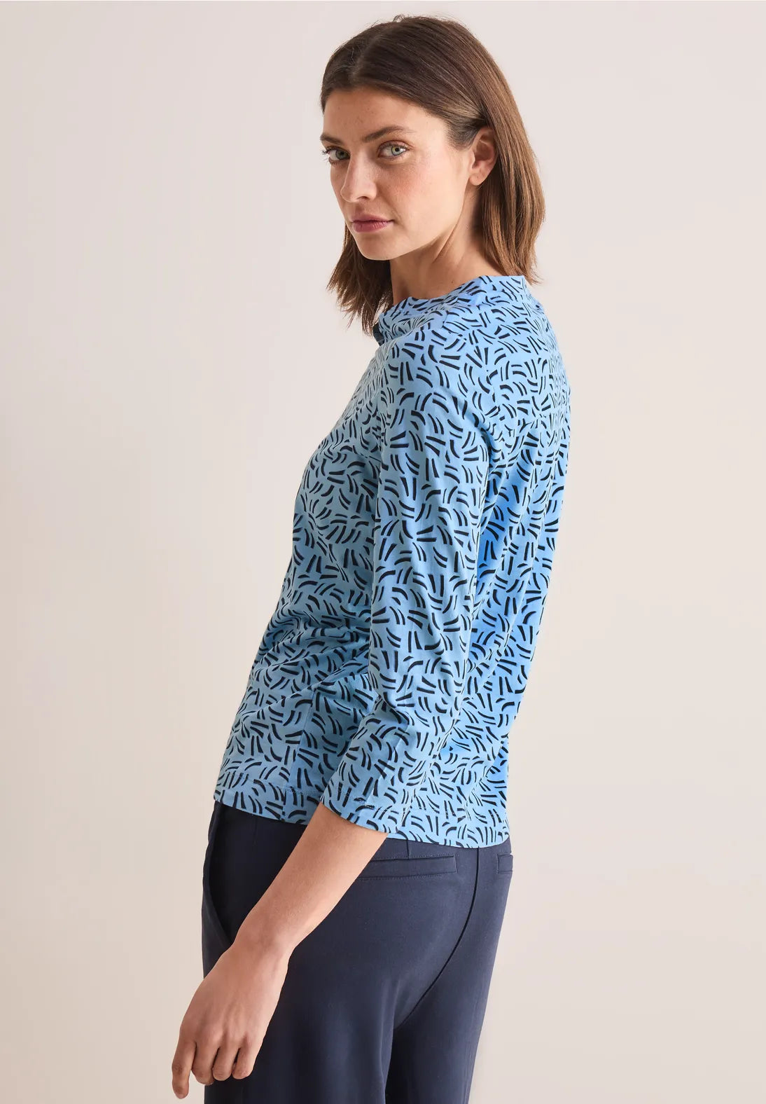 BLUSA BASICA ELASTICA ESTAMPADA CUELLO EN V
