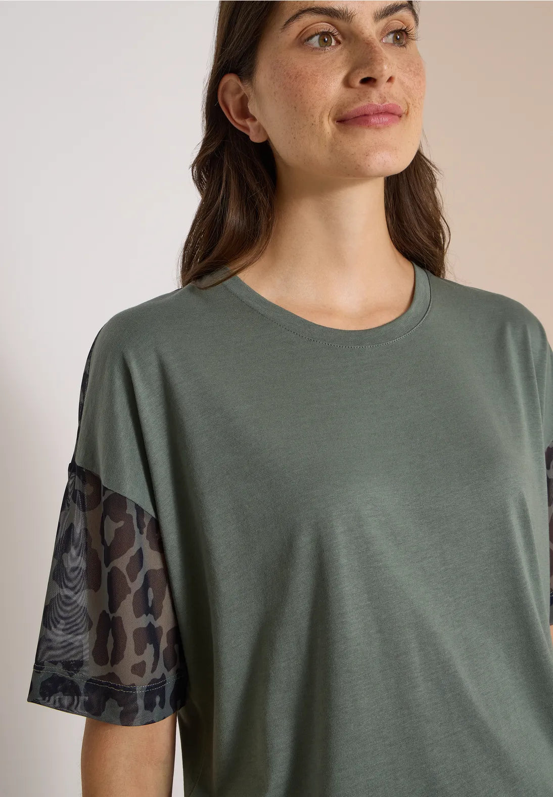CAMISETA DE PUNTO CON MALLA EN MANGAS ESTAMPADA CECIL
