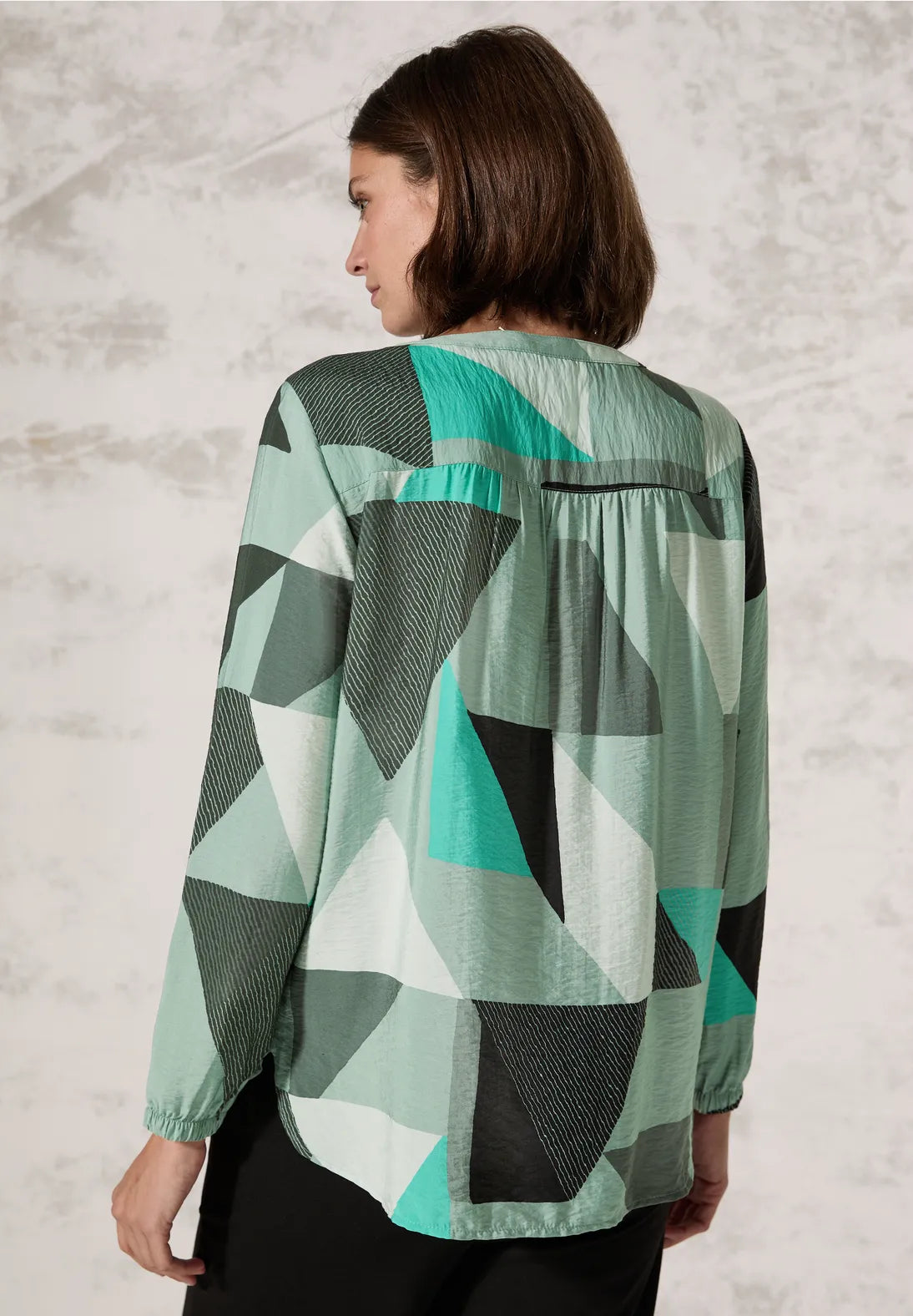 BLUSA ESTAMPADA Y CUELLO REDONDO