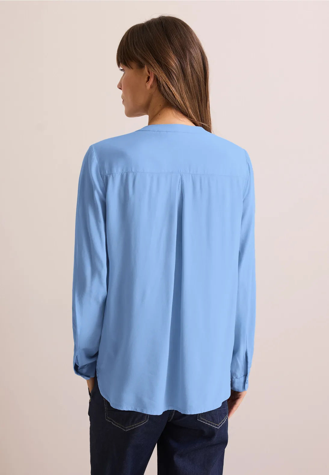 BLUSA MONOCOLOR CUELLO EN V EN CELESTE