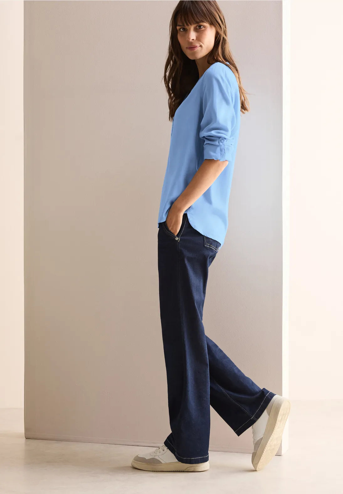 BLUSA MONOCOLOR CUELLO EN V EN CELESTE
