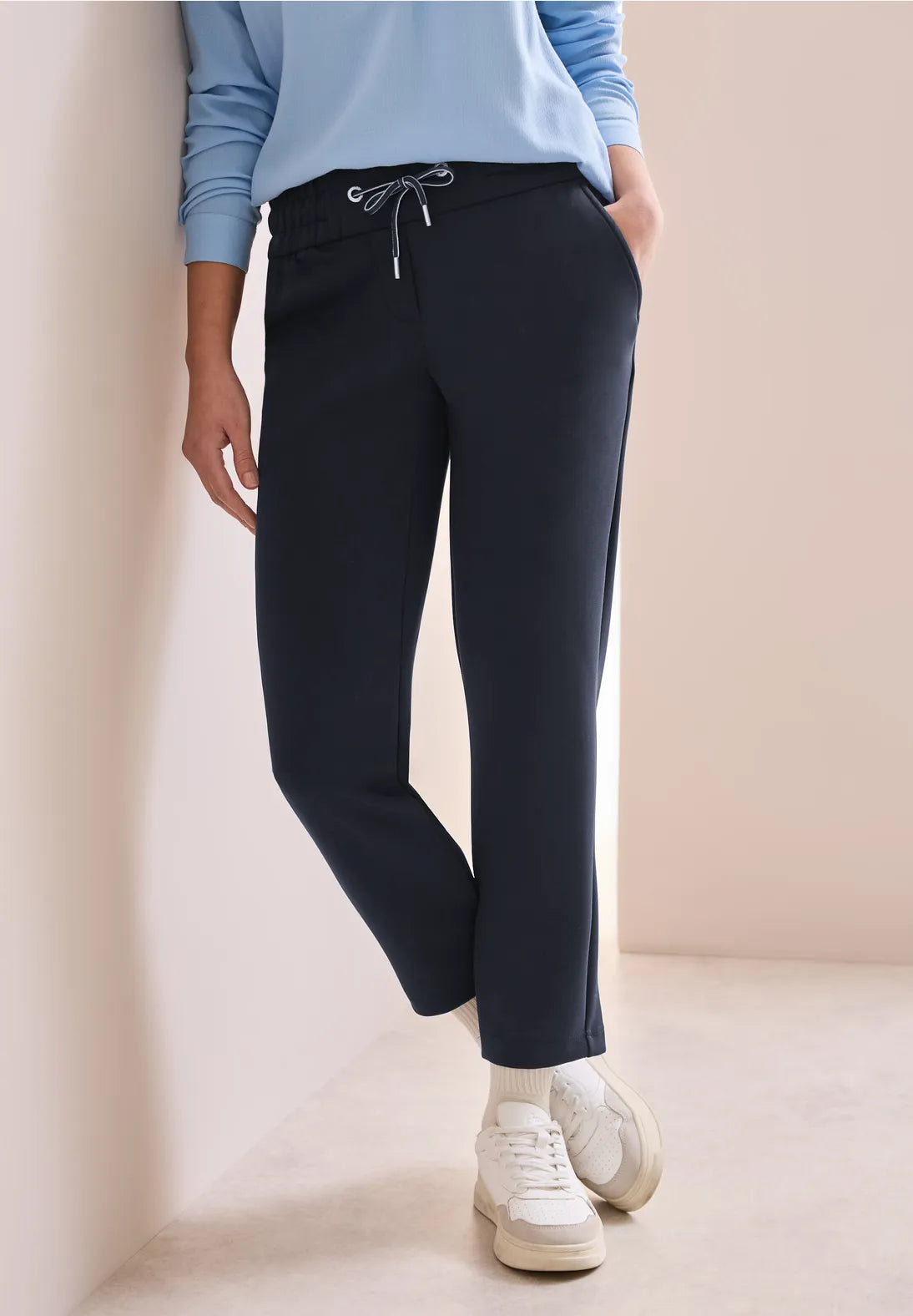 PANTALONES CON ASPECTO LONA DE PIERNA ESTRECHA