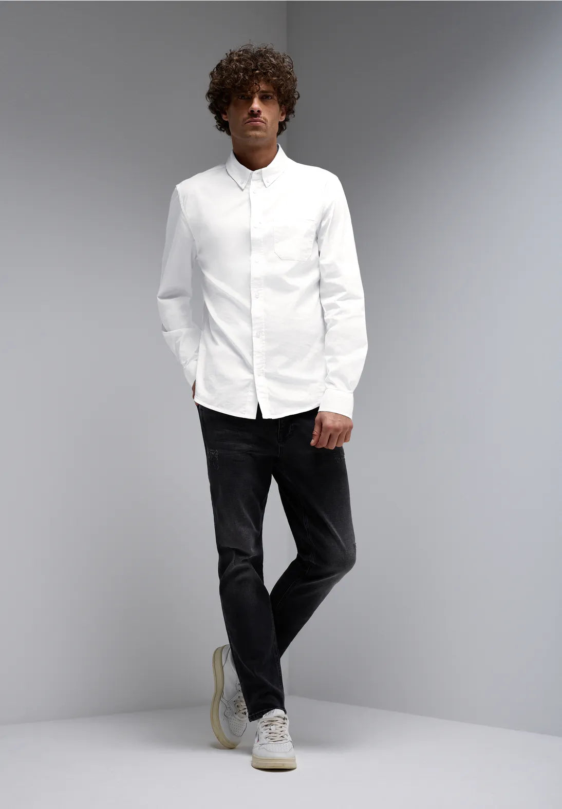 CAMISA DE ALGODON ENTALLADA CON BOLSILLO
