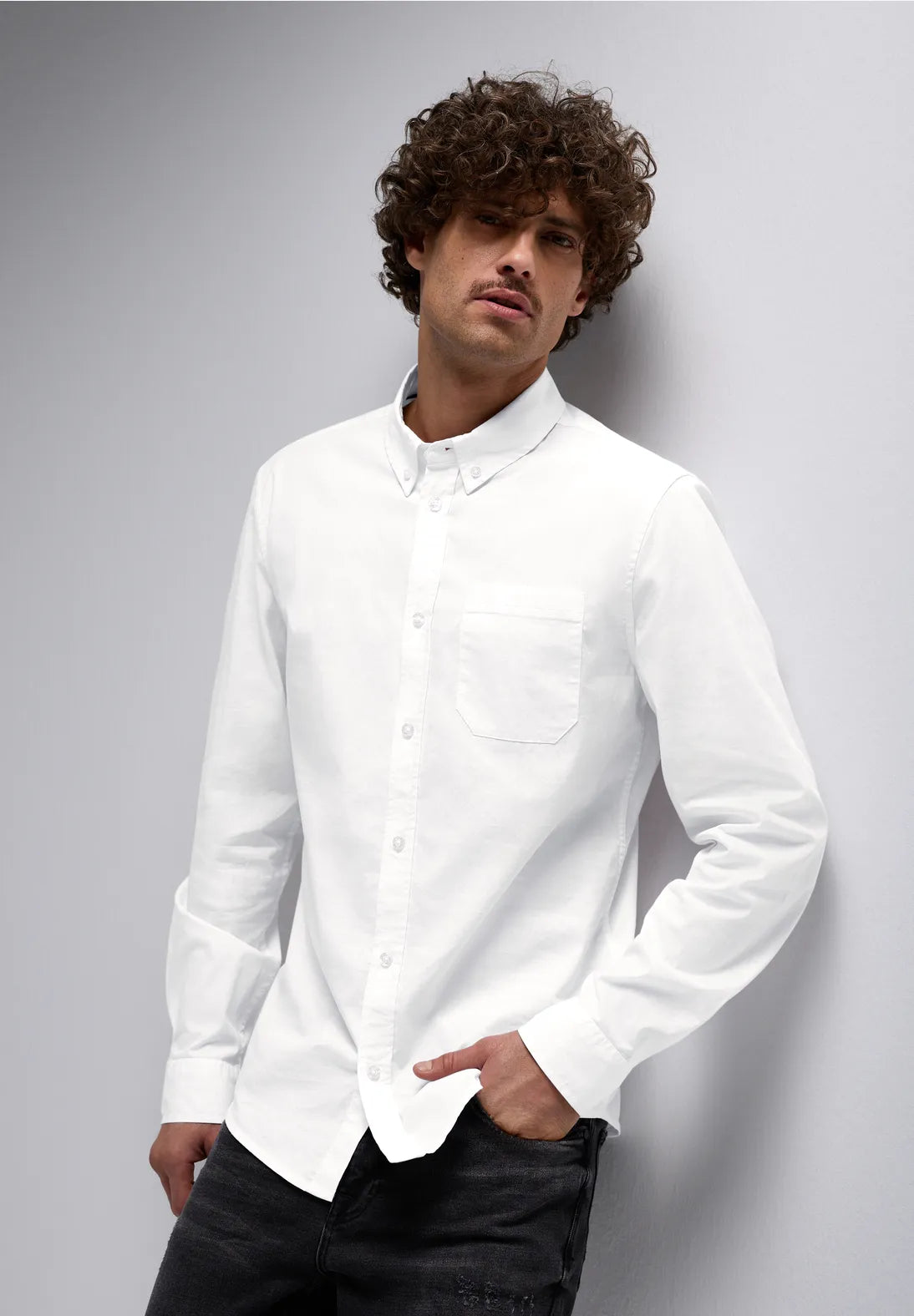 CAMISA DE ALGODON ENTALLADA CON BOLSILLO