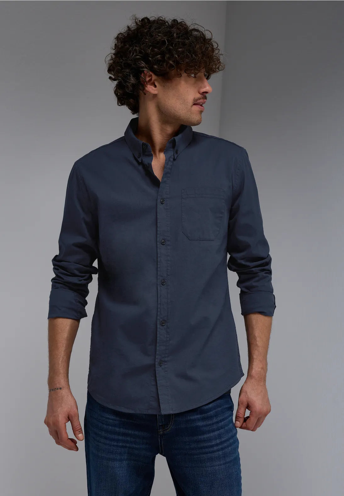 CAMISA DE ALGODON ENTALLADA CON BOLSILLO