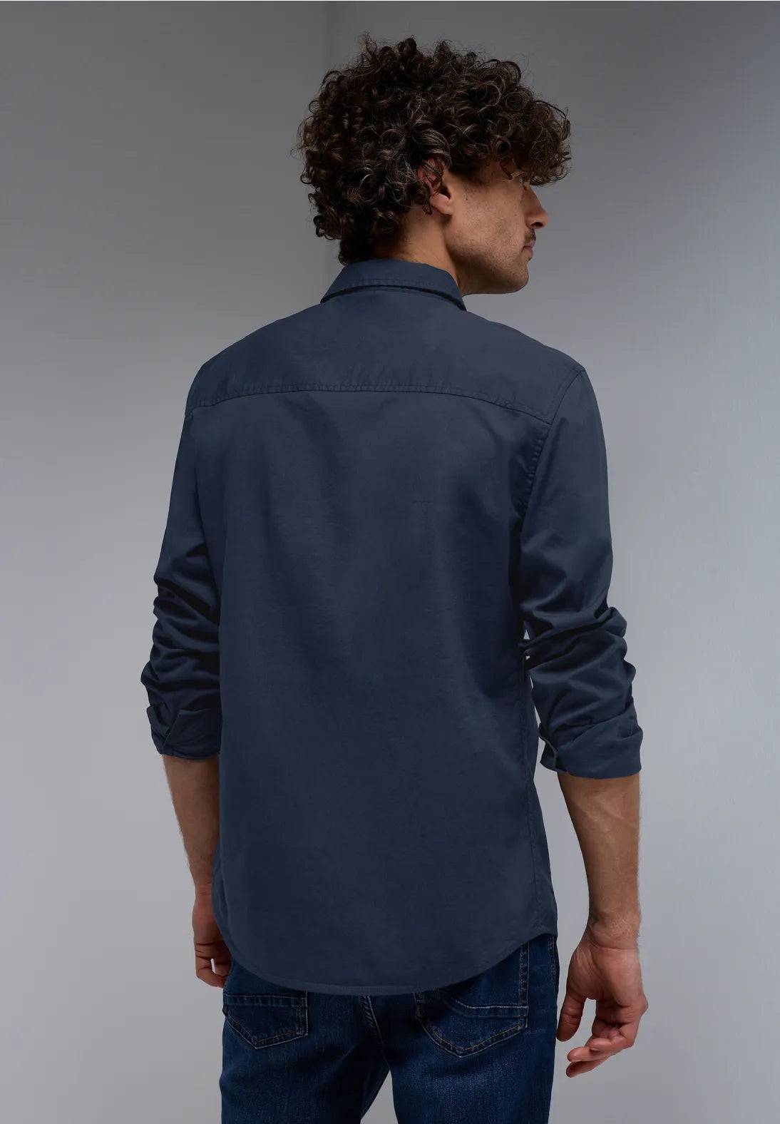 CAMISA DE ALGODON ENTALLADA CON BOLSILLO