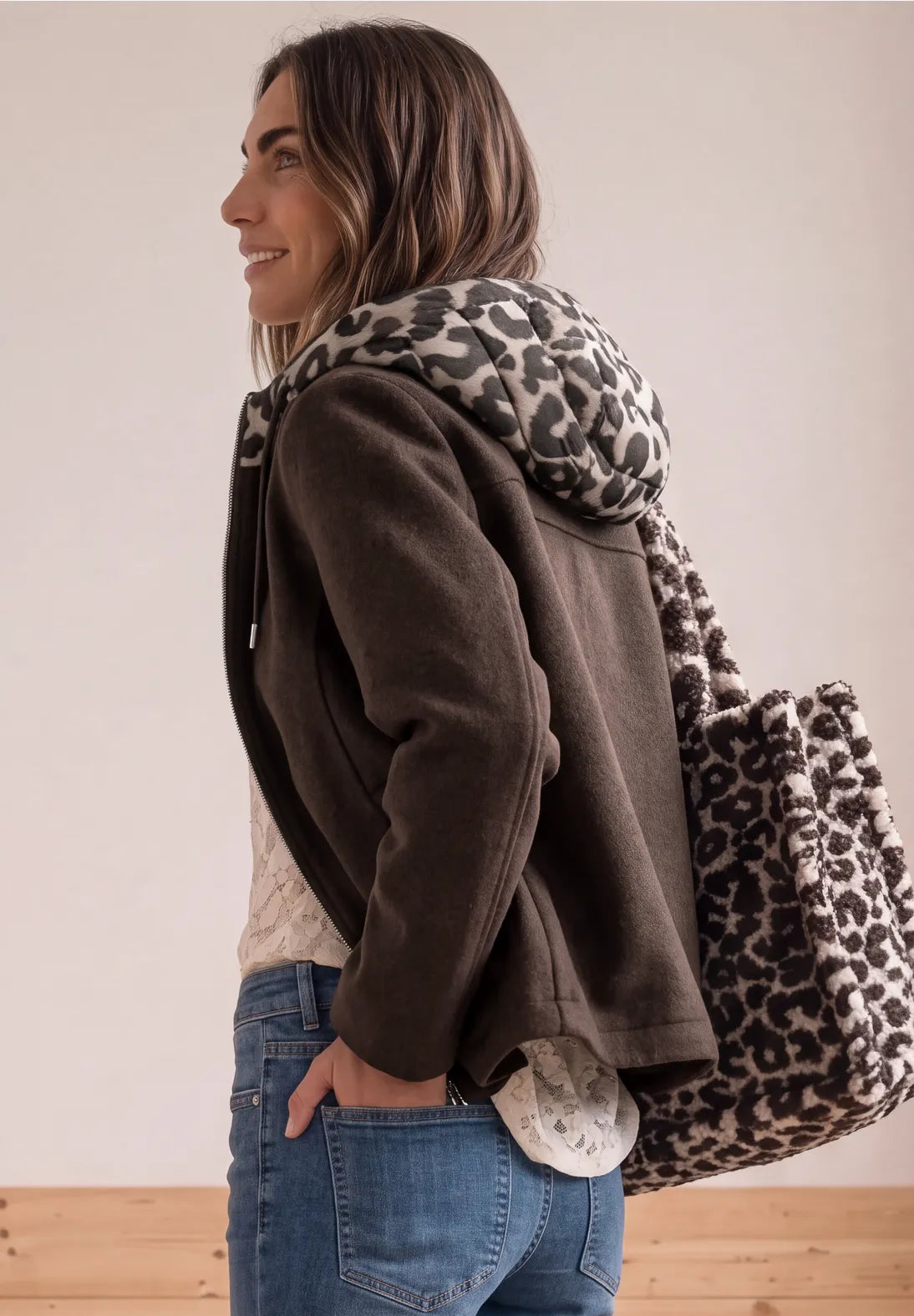 Chaqueta corta capucha desmontable. En3Calafell