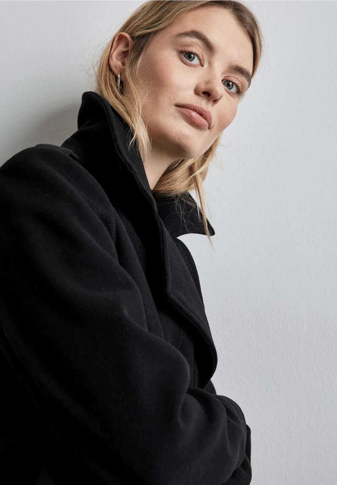 CHAQUETA TIPO GABARDINA CORTA