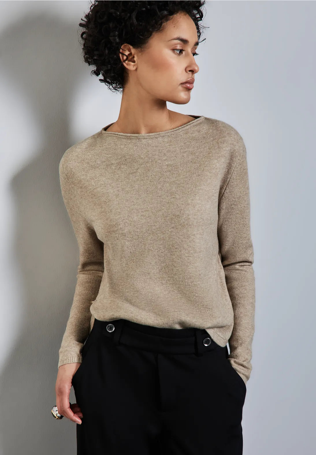 JERSEY CON DETALLE ABERTURA LATERAL EN BEIG
