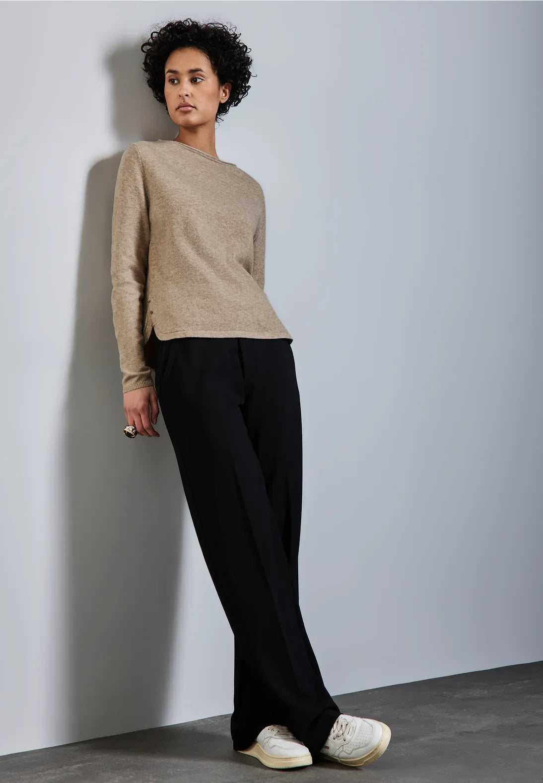 JERSEY CON DETALLE ABERTURA LATERAL EN BEIG
