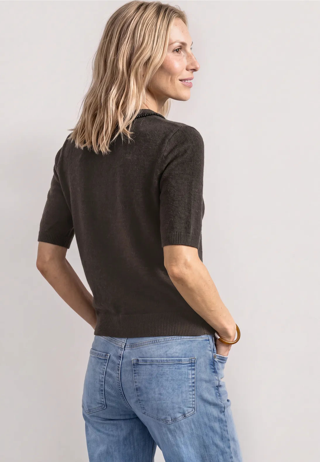 Sueter marron detalle deocrativo. EspritCalafell