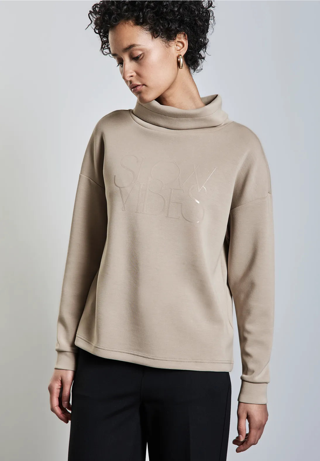 SUDADERA JERSEY CUELLO CHAL TEXTO BRILLANTE