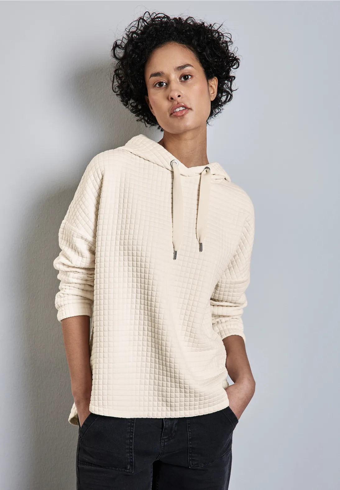 SUDADERA CON CAPUCHA DE ESTILO INFORMAL