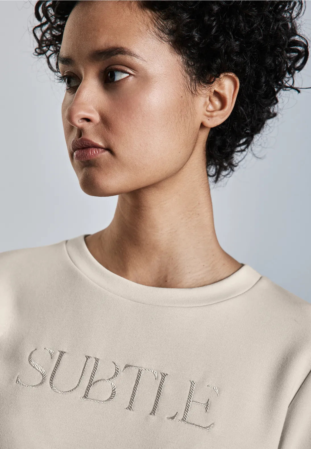 SUDADERA JERSEY CON TEXTO BORDADO