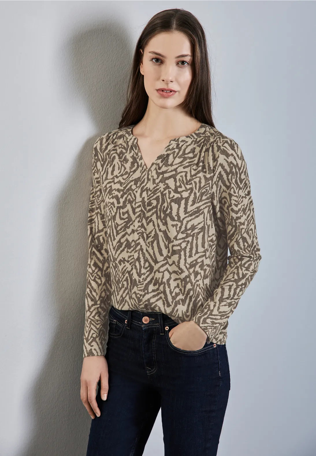 BLUSA ESTAMPADA ESCOTE ABIERTO