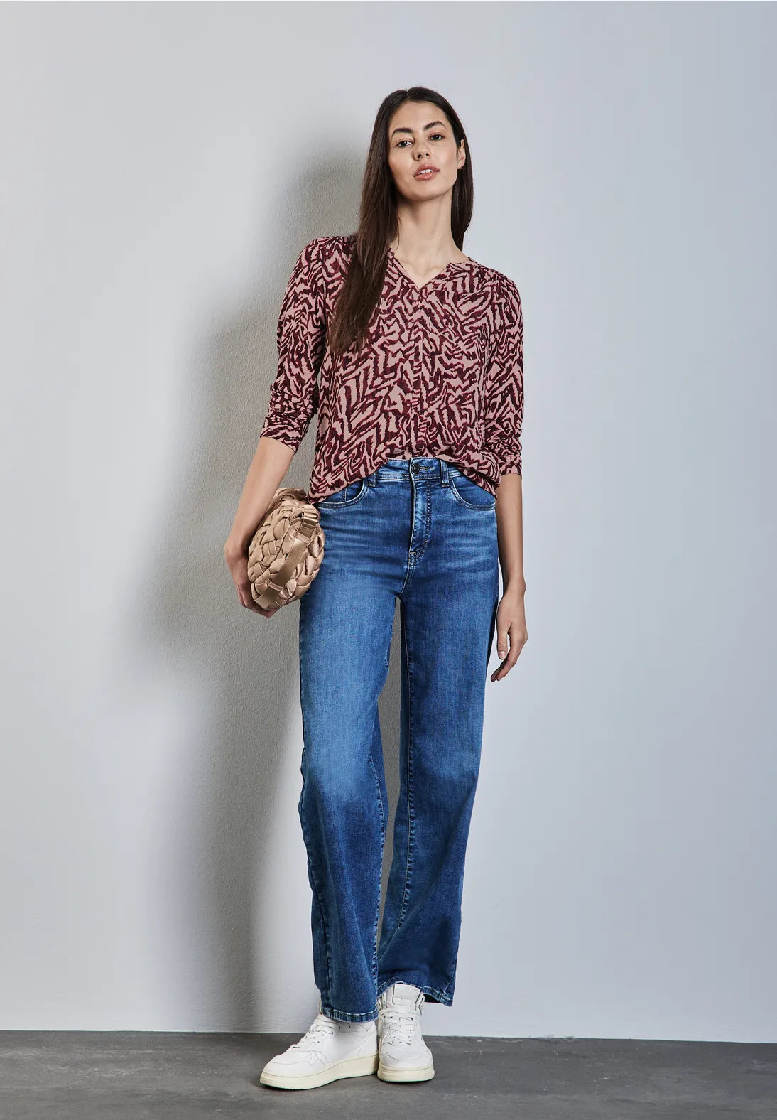 BLUSA ESTAMPADA ESCOTE ABIERTO