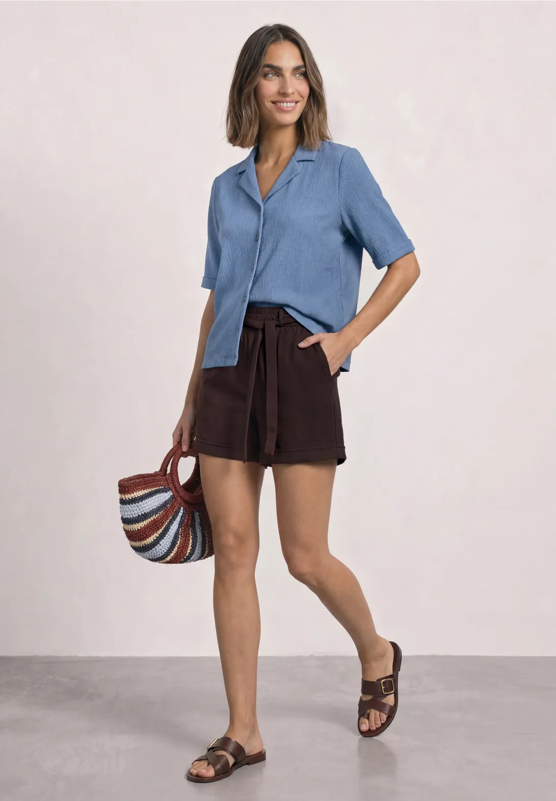 Detalle de textura arrugada de blusa Street One