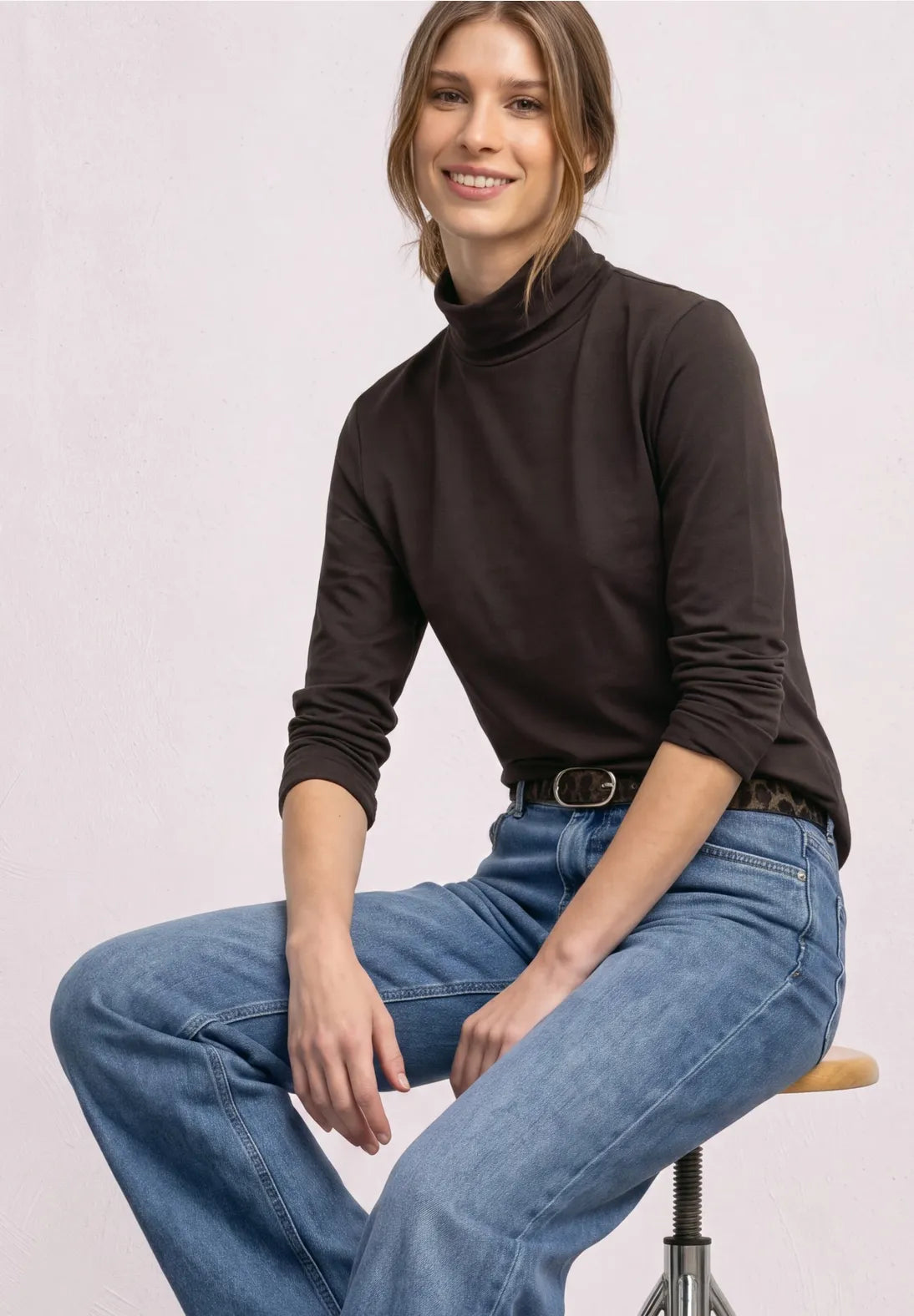CAMISETA BASICA MARRÓN CUELLO ALTO STREET ONE