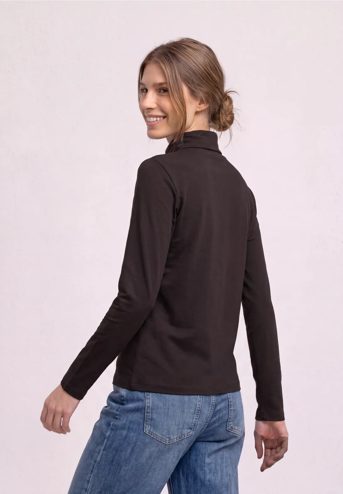 CAMISETA BASICA MARRÓN CUELLO ALTO STREET ONE