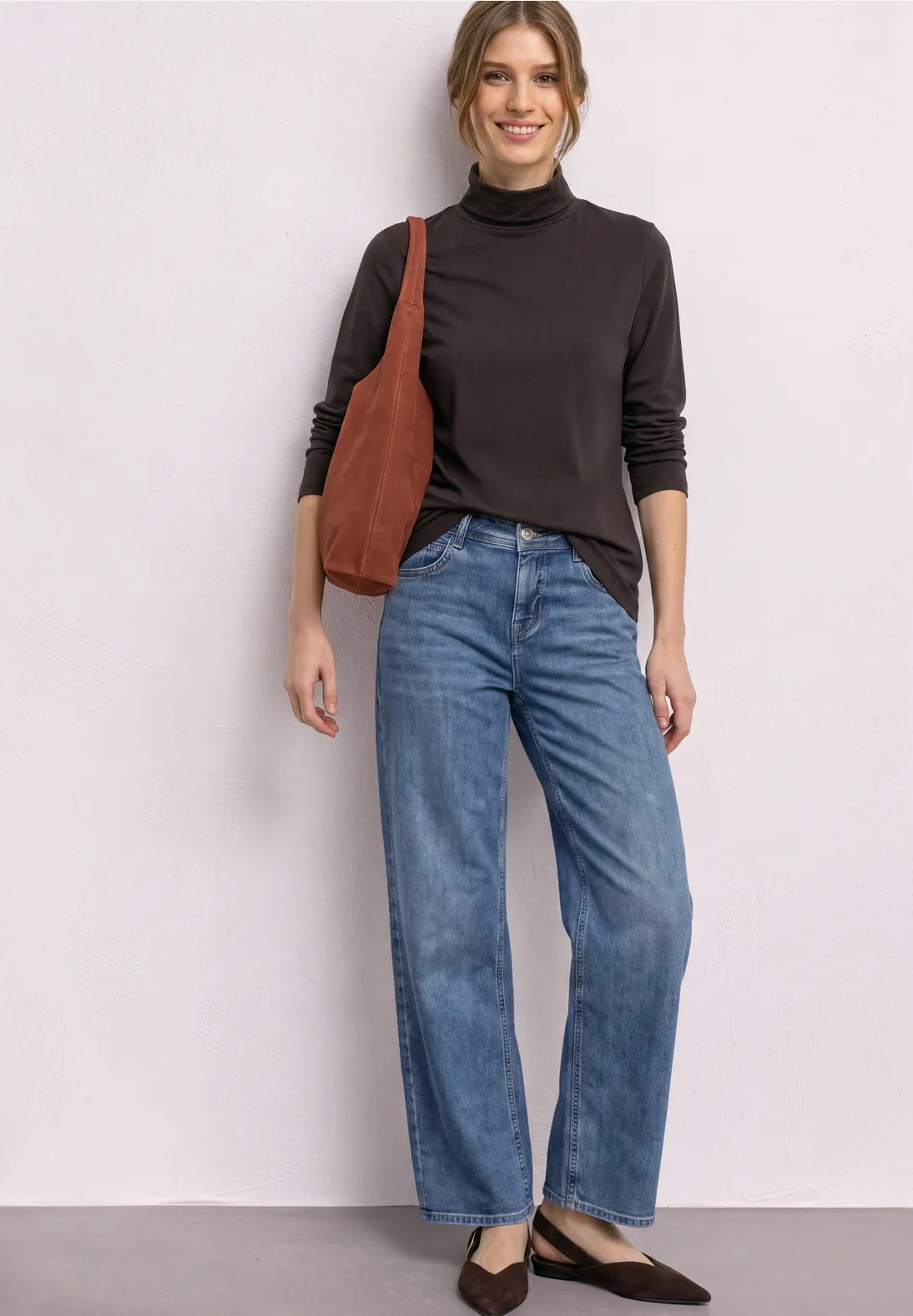 CAMISETA BASICA MARRÓN CUELLO ALTO STREET ONE