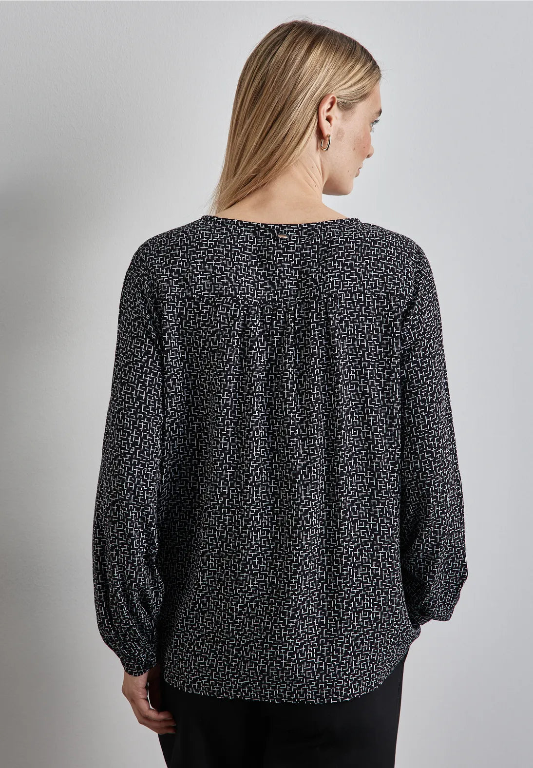 BLUSA ESTAMPADA Y BORDADO EN EL HOMBRO