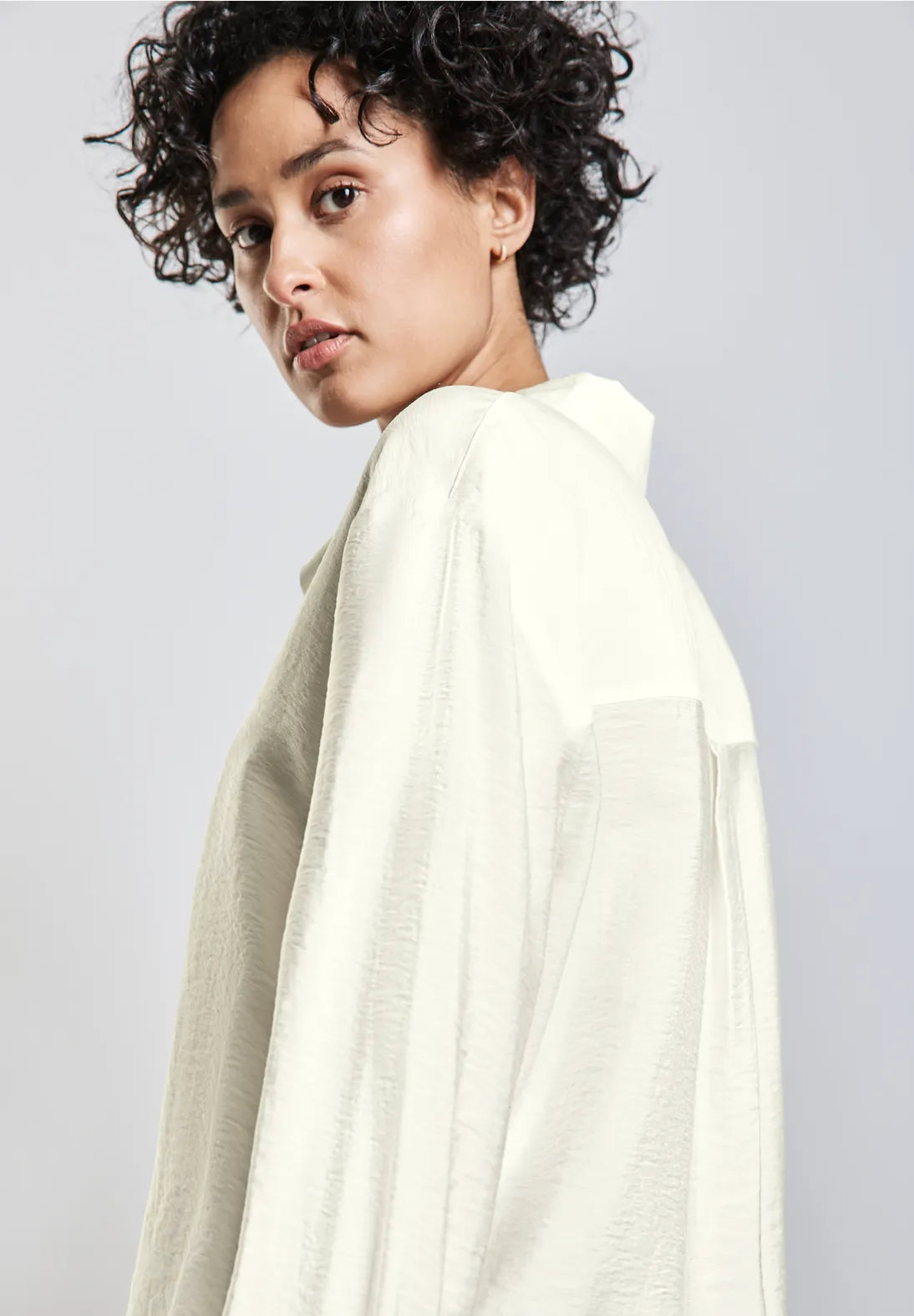 BLUSA BLANCA DE VISCOSA CON ABERTURAS LATERALES