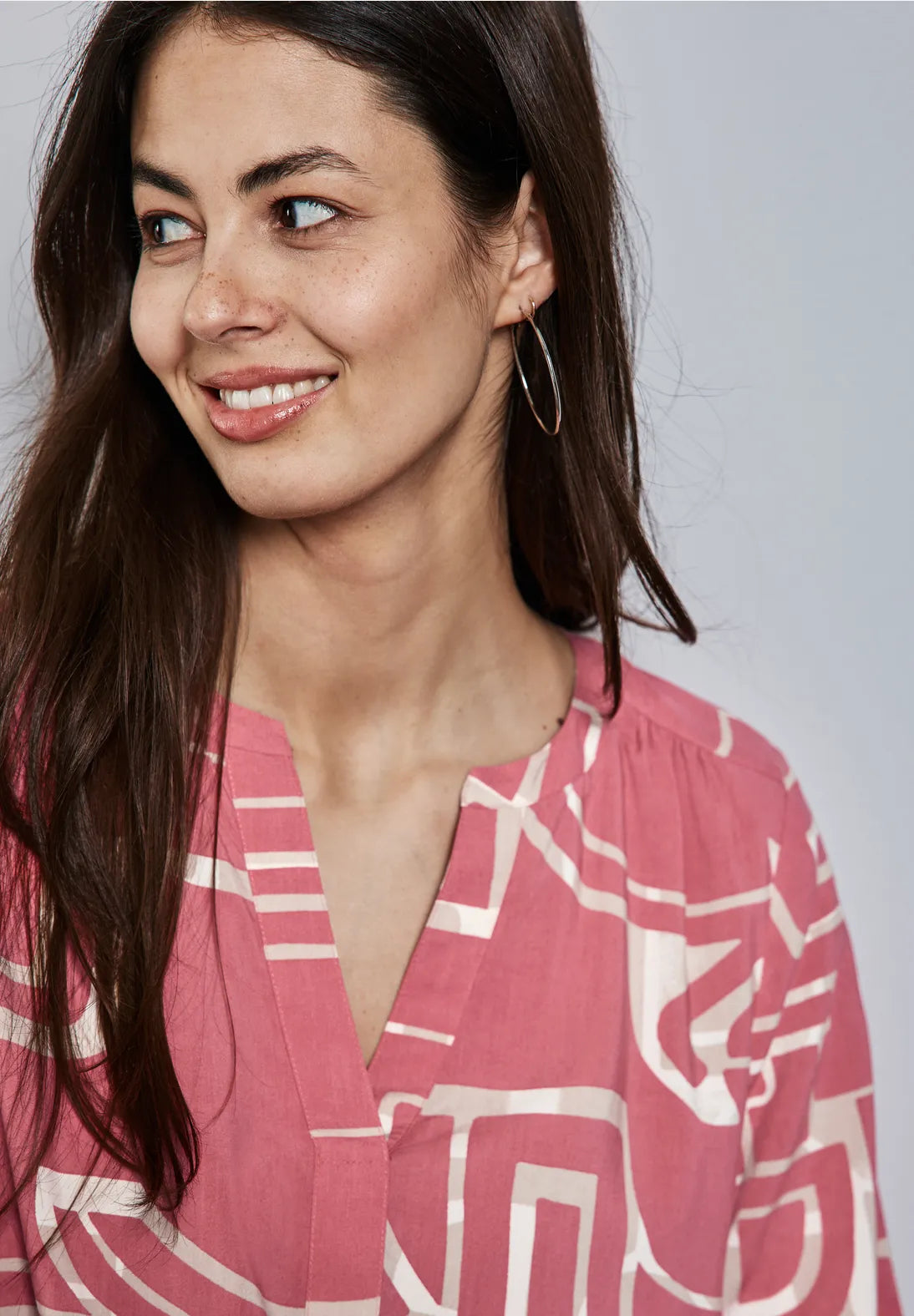 BLUSA ESTAMPADA CUELLO EN V