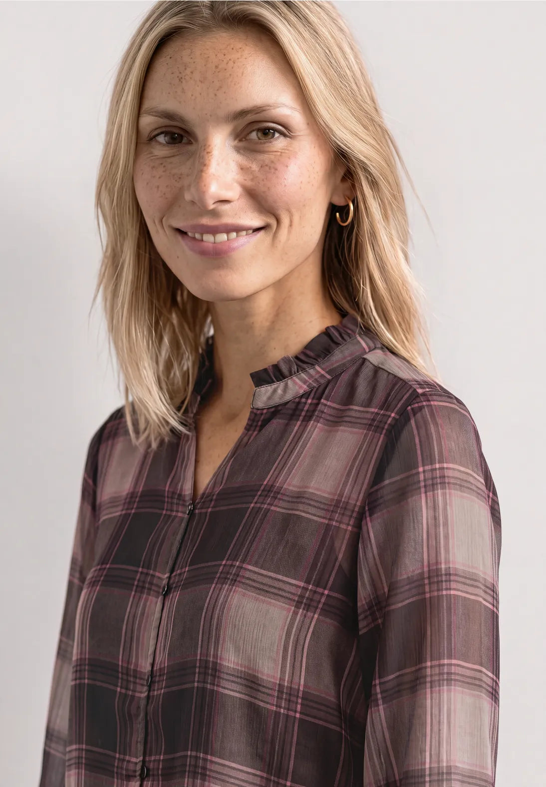 BLUSA ESCOTE EN V A CUADROS CON MANGAS EN GASA STREET ONE