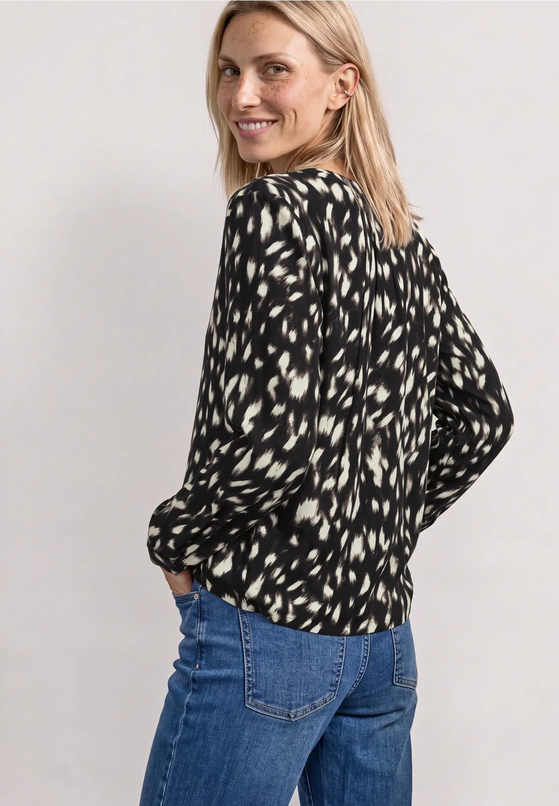 Blusa estampada cuello pico. Espritcalafell