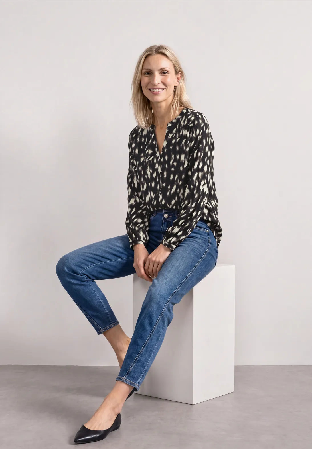 Blusa estampada cuello pico. Espritcalafell
