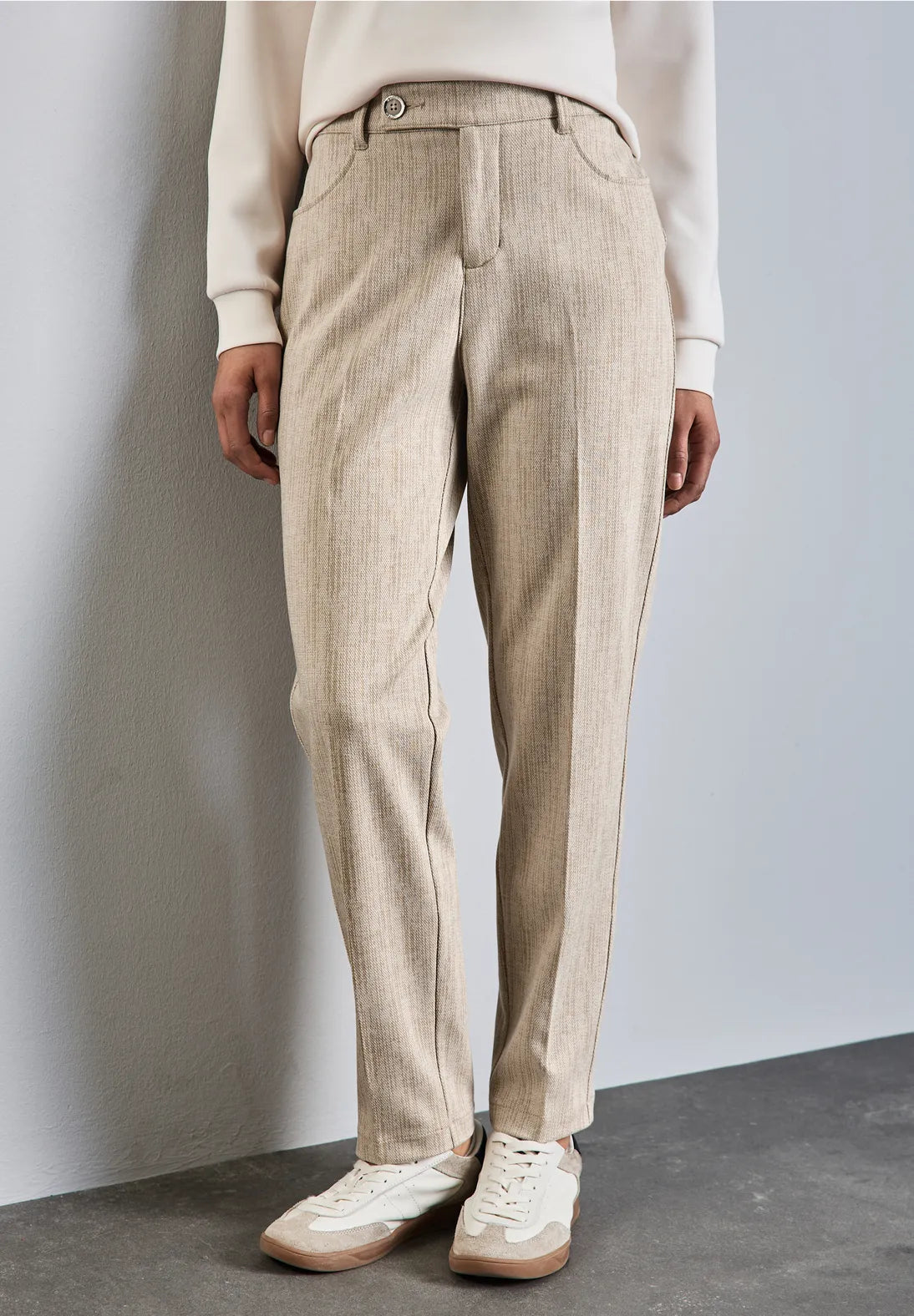 PANTALON CHINO CORTE INFORMAL EN BEIGE