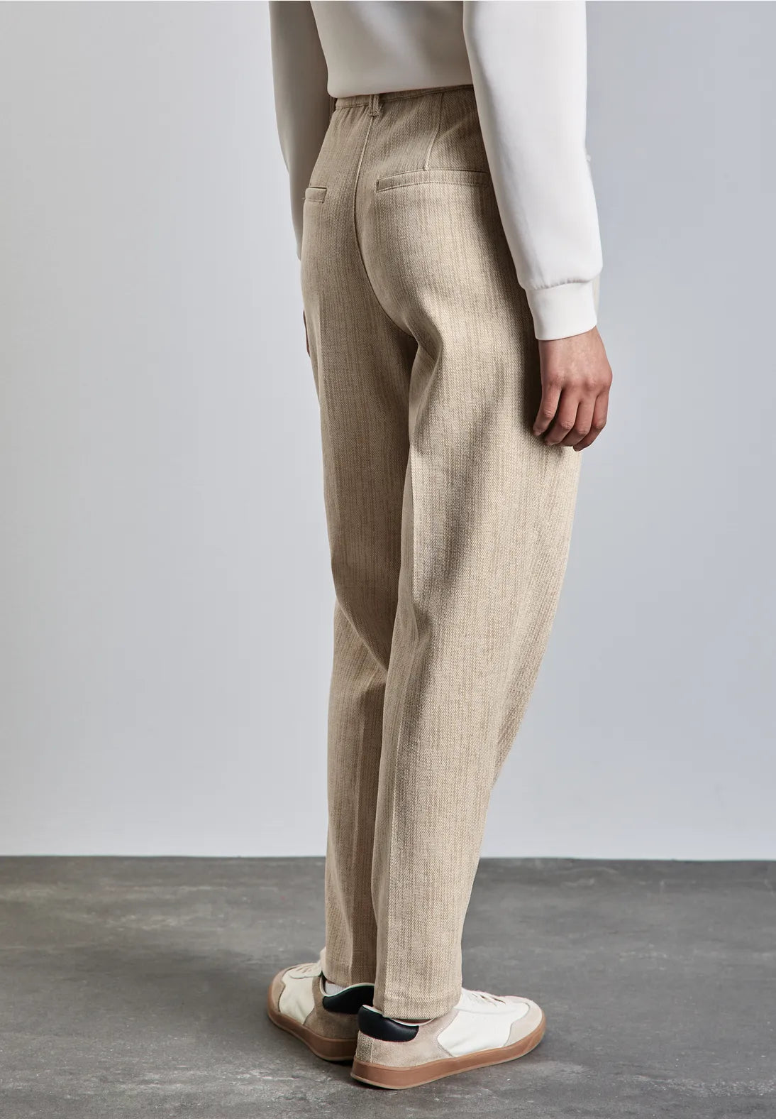 PANTALON CHINO CORTE INFORMAL EN BEIGE