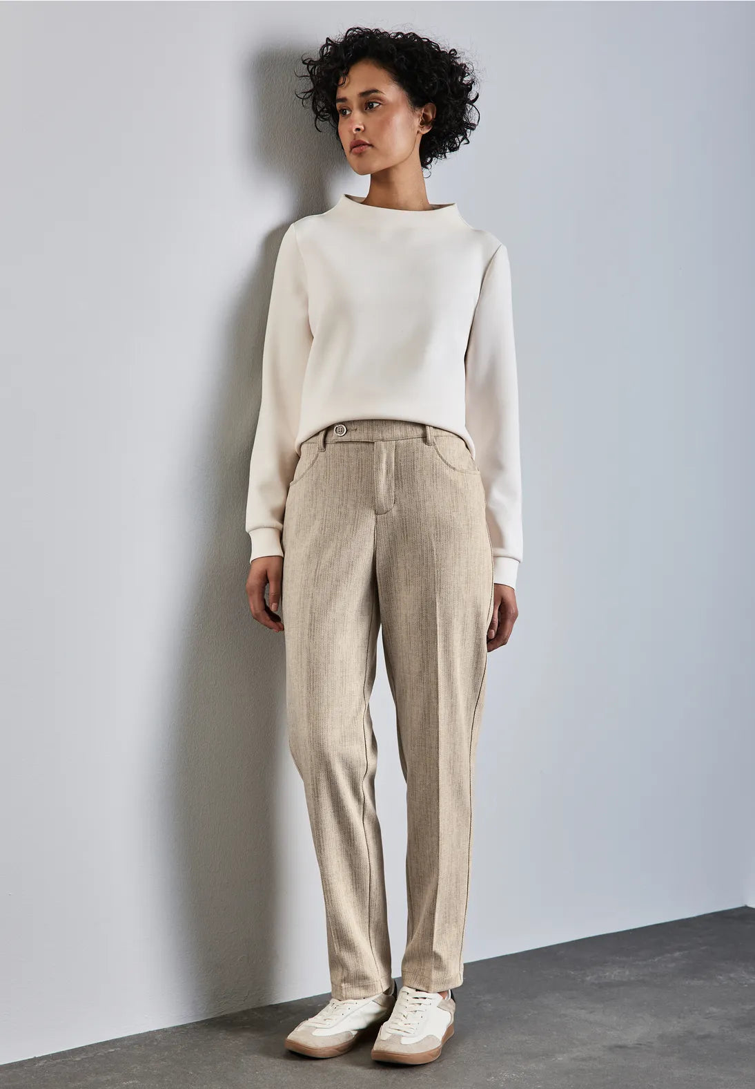 PANTALON CHINO CORTE INFORMAL EN BEIGE