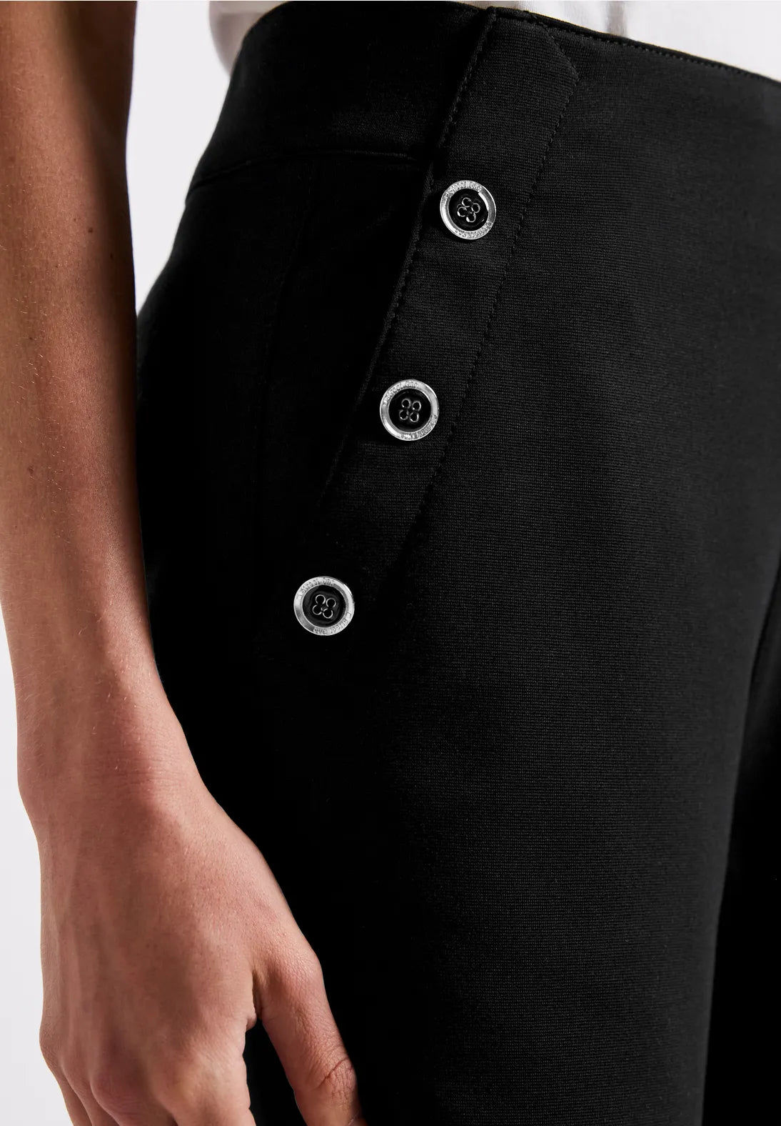 STREET ONE SHORT CON DETALLES DE BOTONES CINTURA ALTA