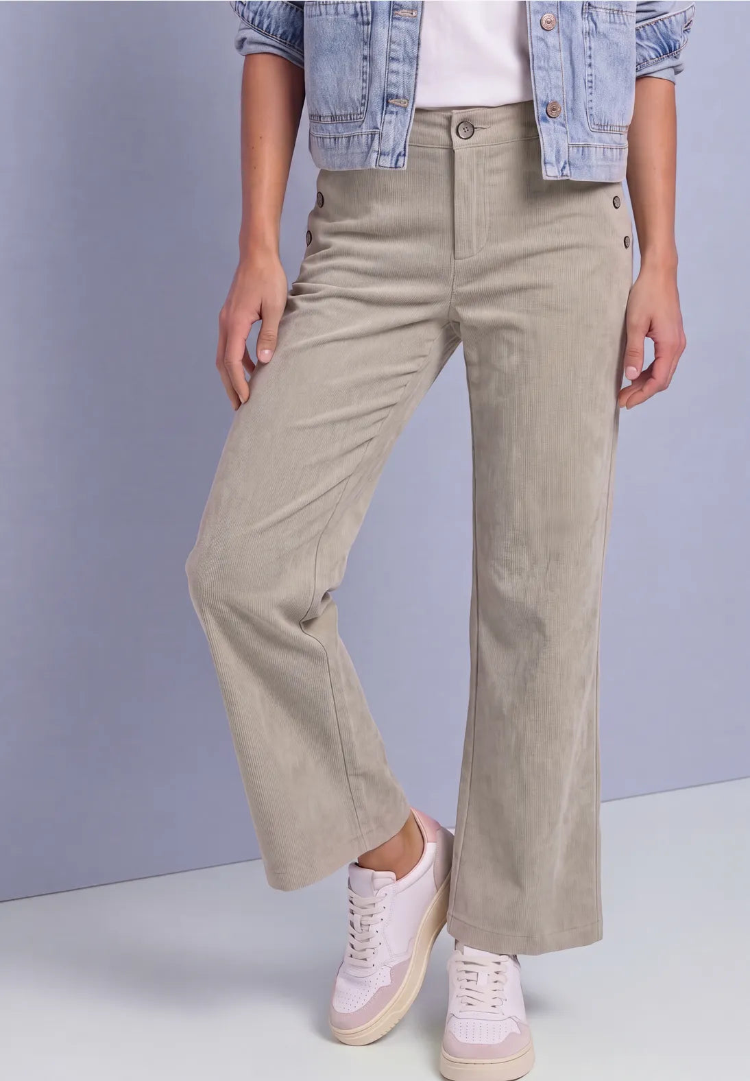 Pantalón de pana beige. En3Calafell