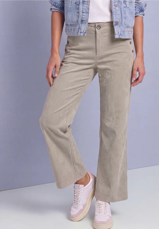 Pantalón de pana beige. En3Calafell