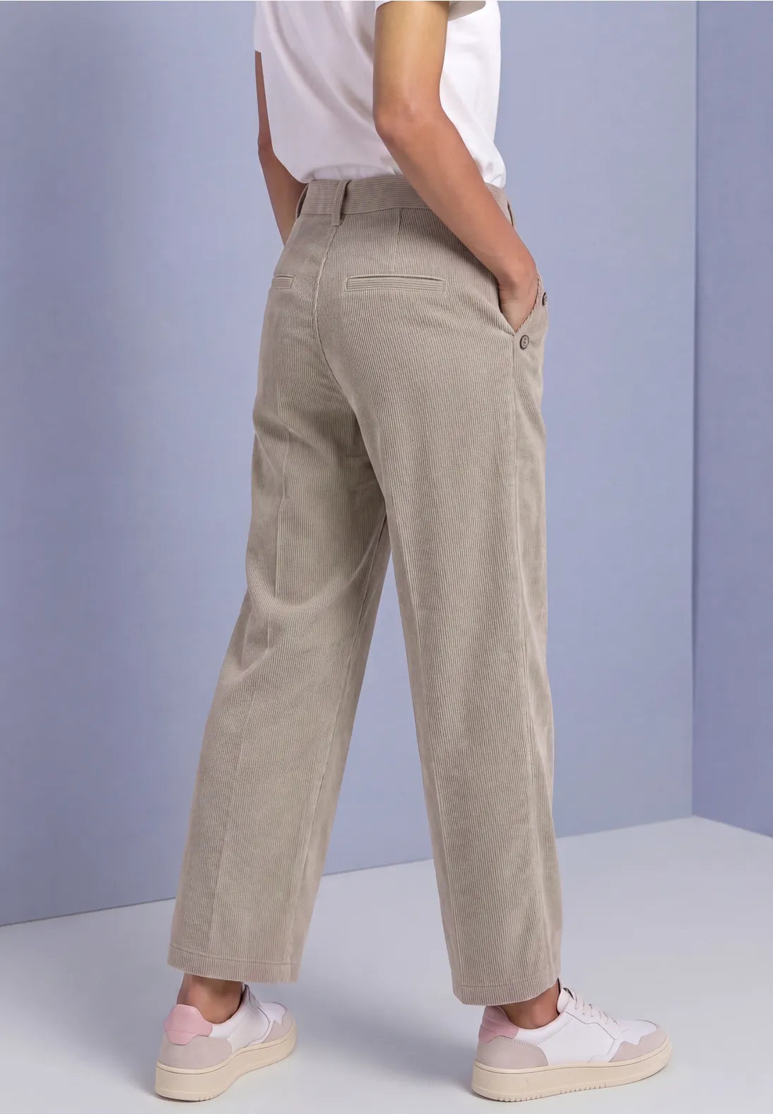 Pantalón de pana beige. En3Calafell