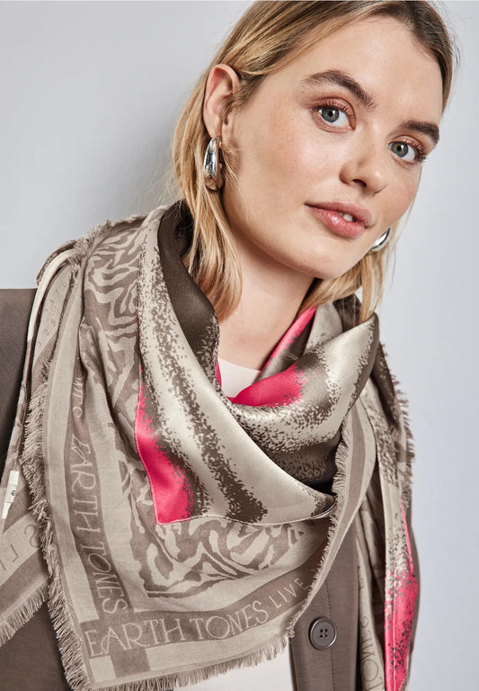 BUFANDA ESTAMPADA TONOS BEIGE ROJO NEGRO