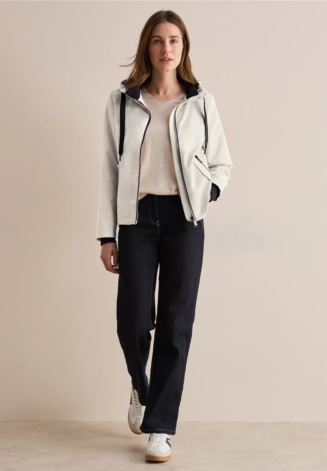 CHAQUETA CORTA ESTILO DEPORTIVO