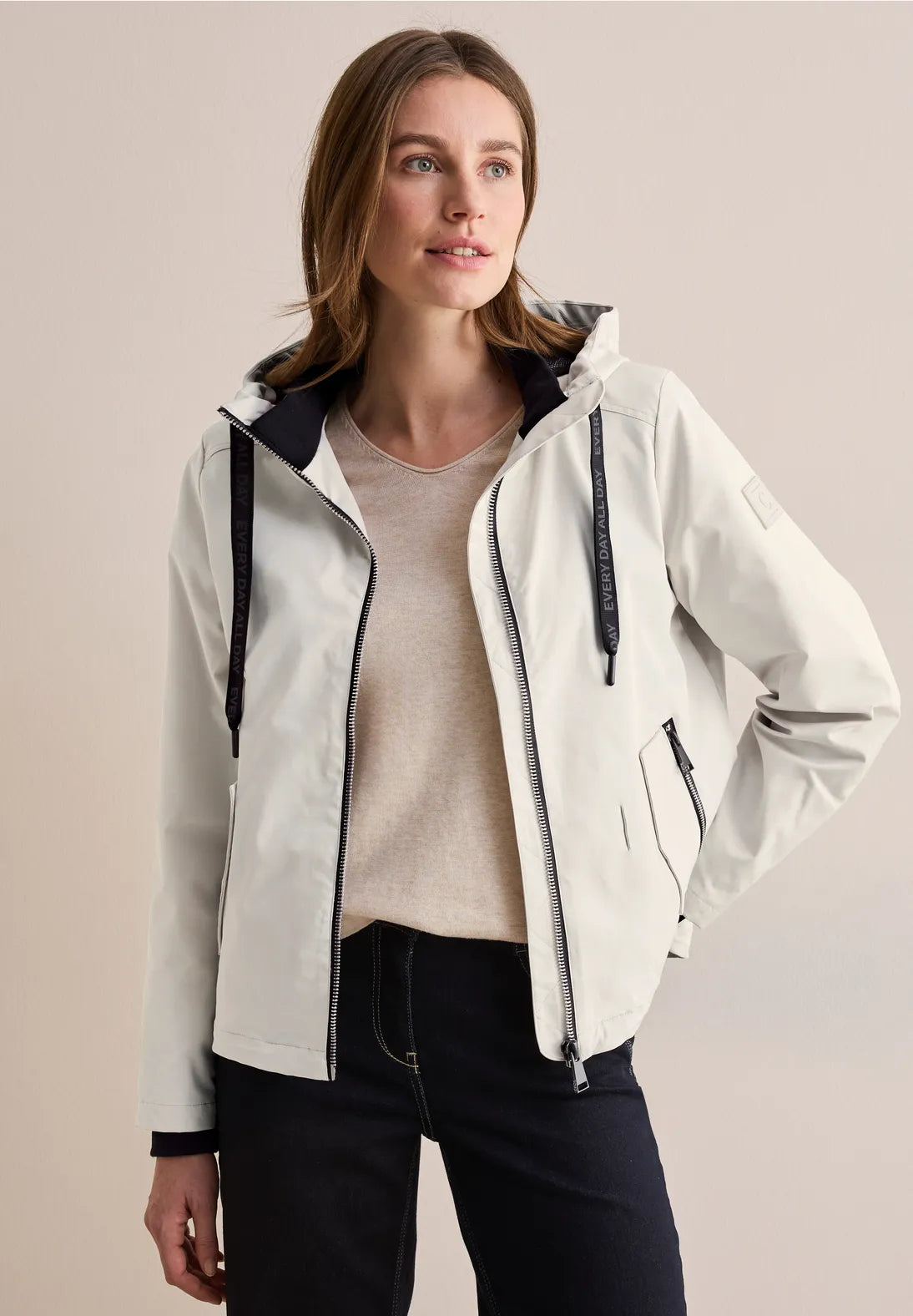 CHAQUETA CORTA ESTILO DEPORTIVO